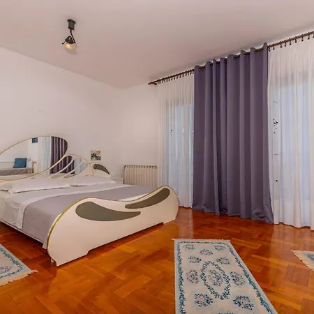 Apartman With Parking Space - 22846 Novi Vinodolski